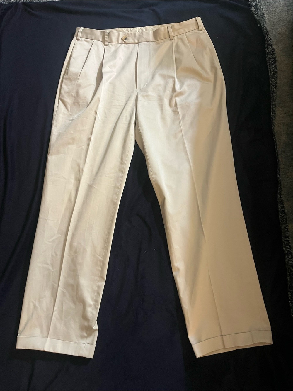 Jos. A. Banks 38x32 men’s cotton pants. Pleated front, cuffs. Cream/cloud color